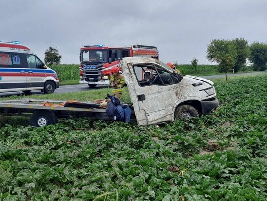 Laweta dachowała na polu buraków. Dwie osoby trafiły do szpitala