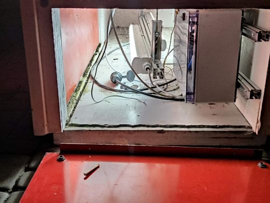 Ławka za 30 000 zł w rozsypce? "Odpadła ściana, kable na wierzchu...Ciekawe kiedy jakieś dzieci porazi prądem"