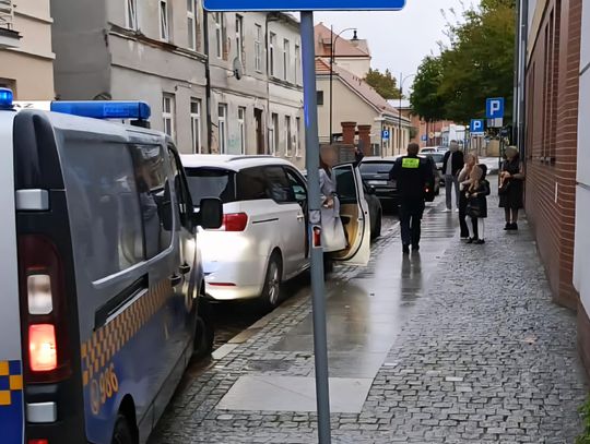 Anonimowy sygnał i cztery auta z blokadami na ul. Łęgskiej