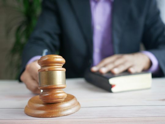 Licytacje komornicze we Włocławku i okolicy: grunty, auta, mieszkania. Co można kupić? Gdzie szukać ogłoszeń?