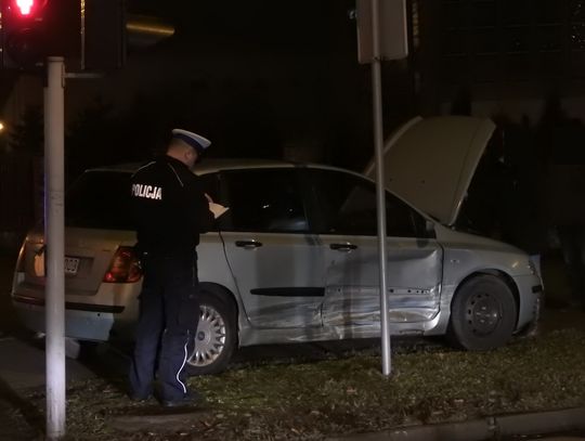 Licznik prędkości rozproszył kierowcę? Na skrzyżowaniu ulic Kruszyńskiej i Zbieniewskiej wciąż dochodzi do zdarzeń drogowych