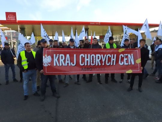 Lider AgroUnii: Polska wieś według PiS ma stać się skansenem. Przed Anwilem protestowali rolnicy. Chodzi o m. in. ceny nawozów