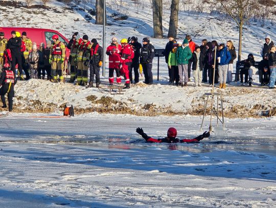 Lód pękał tylko na pokaz. Emocjonujące ćwiczenia służb w Parku na Słodowie