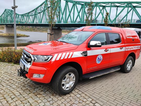 Łódź dryfowała na Wiśle w pobliżu mostu. Mundurowi prowadzą czynności