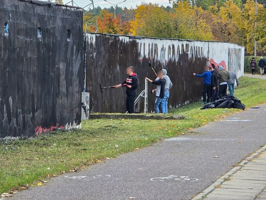 Zamalowali napisy na ścianach garaży od ul. Kruszyńskiej. Interweniowała straż i policja
