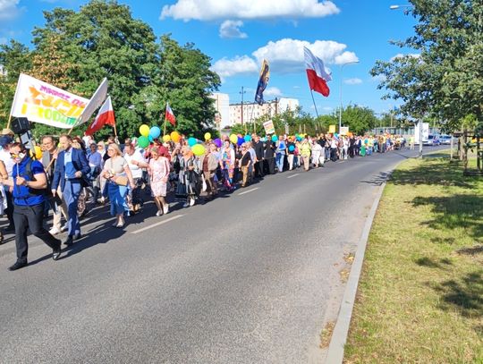 Marsz Życia i Rodziny przeszedł ulicami Włocławka. Z jakimi hasłami szli wierni?