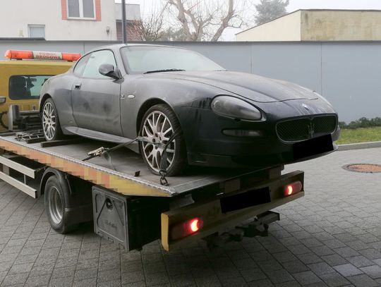 Maserati o wartości około 250 tys. złotych ukryte w garażu na wsi