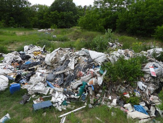 Materiały pobudowlane, eternit, opony na działce przy ul. Tartaczej. Właścicielem firma utylizacji śmieci?