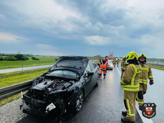 Mazda uderzyła w bariery na autostradzie