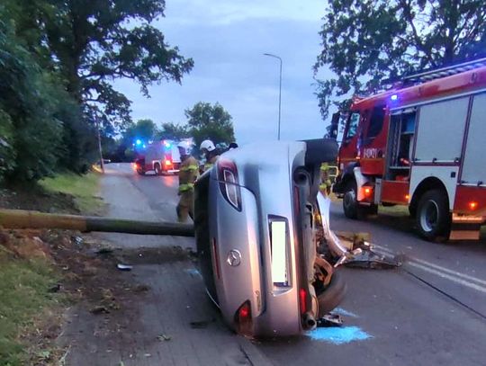 Mazda uderzyła w słup i przewróciła się na bok