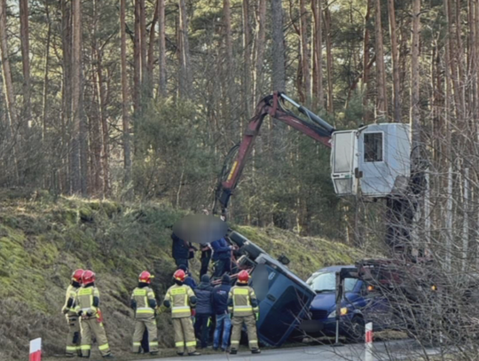 Mercedes zatrzymał się by udzielić pomocy po kolizji. Uderzył w niego Opel