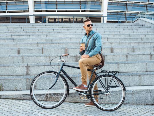 Męski rower miejski – czym się charakteryzuje i kto powinien go wybrać?