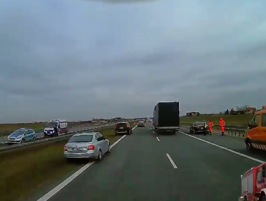 Mężczyzna dostał zawału na autostradzie. Z pomocą załodze pogotowia ruszyli strażacy