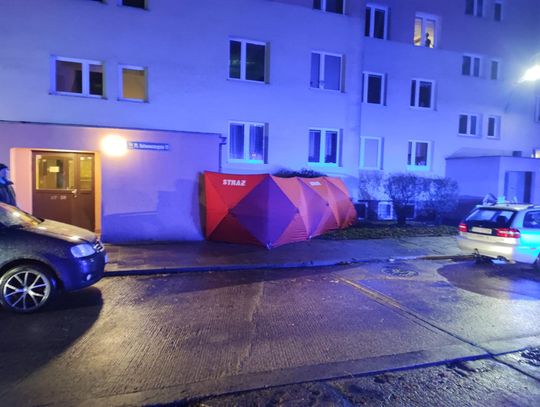 Mężczyzna, który zginął w wyniku upadku z 8 piętra miał 65 lat. Trwa śledztwo