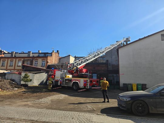 Mężczyzna na dachu w Śródmieściu. Na miejscu policyjny negocjator