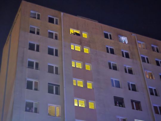 [Aktualizacja] Mężczyzna siedzi w oknie na 11. piętrze. Grozi że skoczy, trwa akcja służb