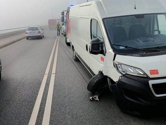 Mężczyzna zasłabł za kierownicą, ściął słup oświetleniowy na tamie