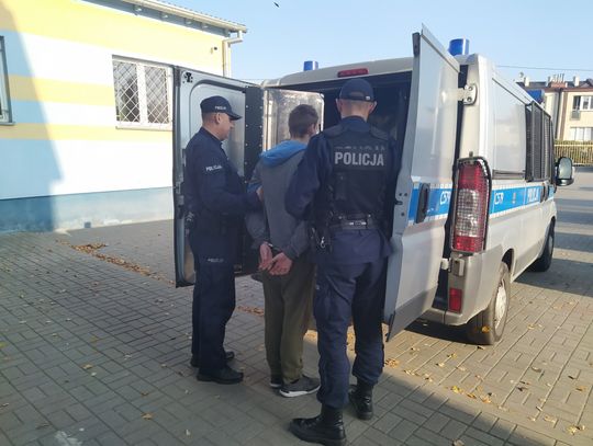 Mężczyzna znieważył policjantów i naruszył ich nietykalność cielesną. Grozi mu do 2 lat pozbawienia wolności