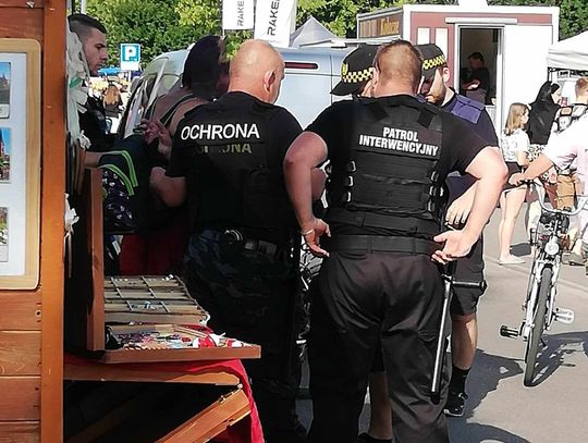 Mężczyzna w sukience obnażał się podczas koncertu. Interweniowała Straż Miejska i ochrona