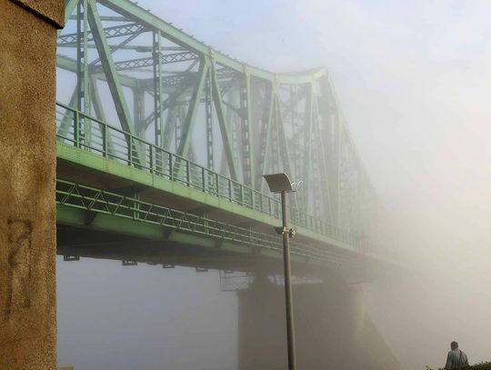 Ostrzeżenie przed gęstą mgłą i osadzaniem szadzi. Widzialność poniżej 200 metrów