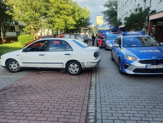 Miał 4 promile. Wjechał w trawnik, urwał tłumik. Zatrzymał go sąsiad...