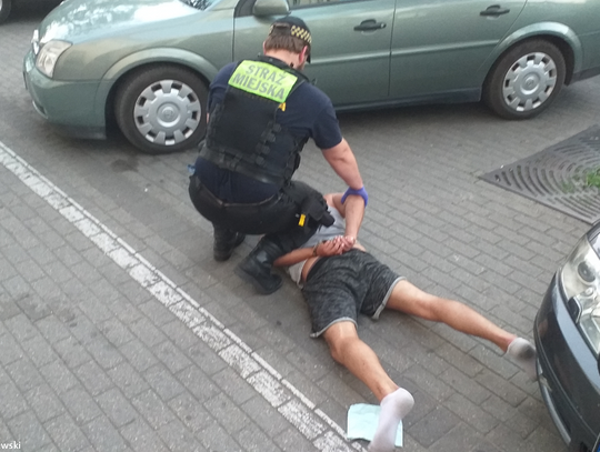 Mieszkańcy obezwładnili damskiego boksera bijącego na ul. Kościuszki kobietę