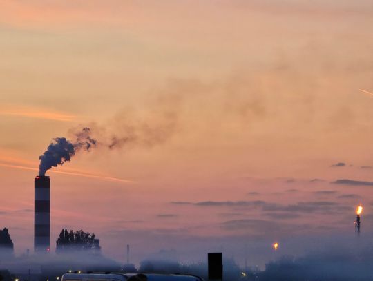 Mieszkańcy patrzą w stronę Płocka. Co to za ogień na horyzoncie?