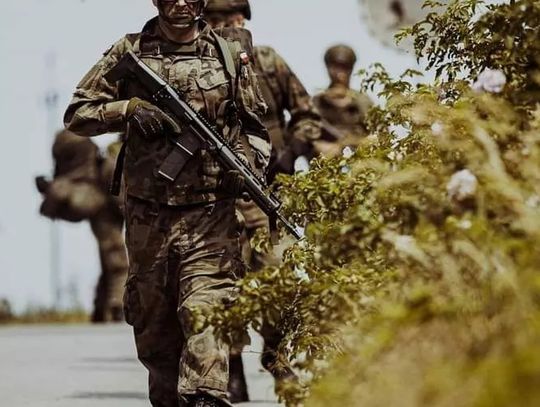 żołnierz z bronią na drodze