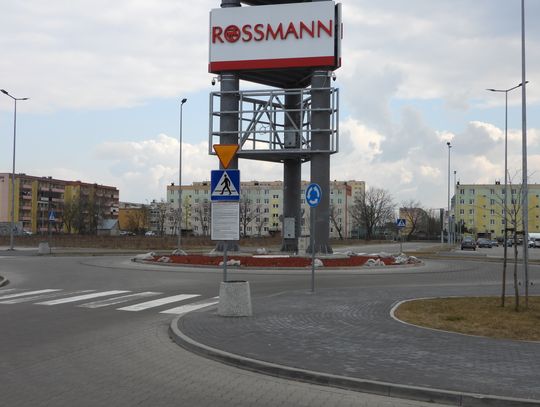 Mieszkaniec interweniuje. Policja potwierdza. Rondo pod Castoramą źle oznakowane