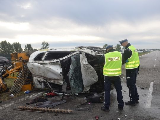 Mitsubishi dachowało na autostradzie. Kierujący oraz pasażer trafili do szpitala