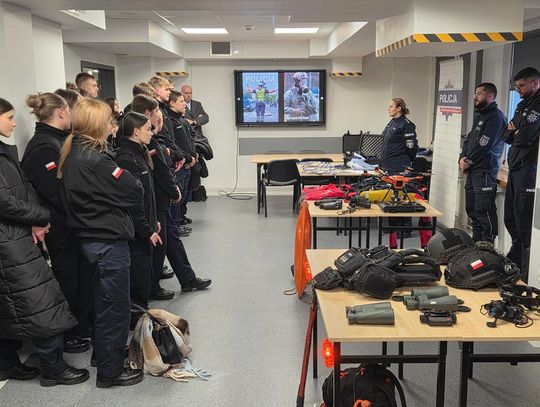 Mogli zajrzeć do policyjnych pomieszczeń, drzwi otwarte dla kandydatów do policji