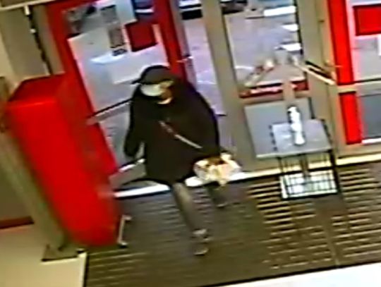 Mundurowi poszukują osoby podejrzewanej o kradzież perfum
