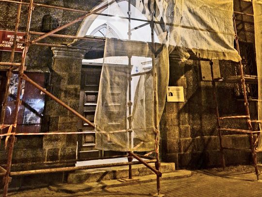 Dach Muzeum Ziemi Kujawskiej i Dobrzyńskiej jest remontowany