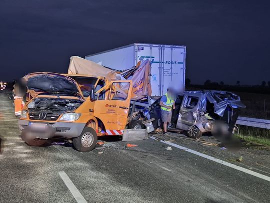 Na A1 ciężarówka ze sprzętem rolniczym najechała na zespół pojazdów