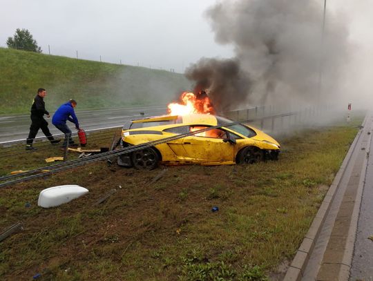 Na A1 spłonęło lamborghini. Kierowca stracił panowanie nad pojazdem i uderzył w barierki