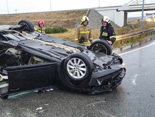 Na autostradzie A1 zderzyły się trzy pojazdy. Skoda dachowała