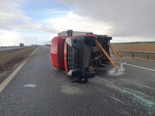 Na autostradzie przewrócił się samochód dostawczy. Na miejscu działały cztery zastępy straży pożarnej