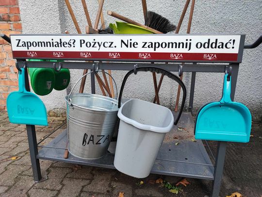 Na cmentarzach są dostępne wypożyczalnie sprzętu ogrodniczego