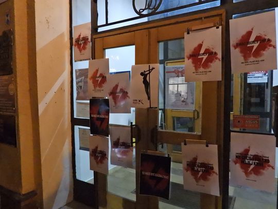 Na drzwiach biur posłanek Borowiak i Gembickiej zawisły plakaty! Włocławianki nie odpuszczają