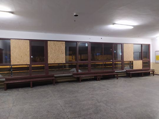 Na dworcu Zazamcze zamiast szyb PKP wstawiło płyty. Czy tak już pozostanie?