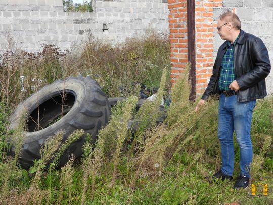 Na działkę włocławianina podrzucono opony od traktorów i ciężarówek. Saniko odmówiło ich przyjęcia