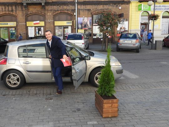Na Kościuszki ubyło miejsc parkingowych. Powodem - pomysł wiceprezydenta, który sam miał problem z zaparkowaniem...