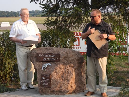 Na lotnisku w Kruszynie odsłonięto pamiątkowy obelisk 