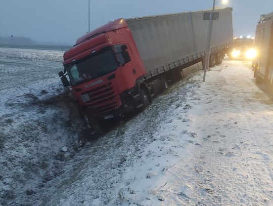 Na obwodnicy Lubrańca doszło do kolizji ciężarówki i auta osobowego