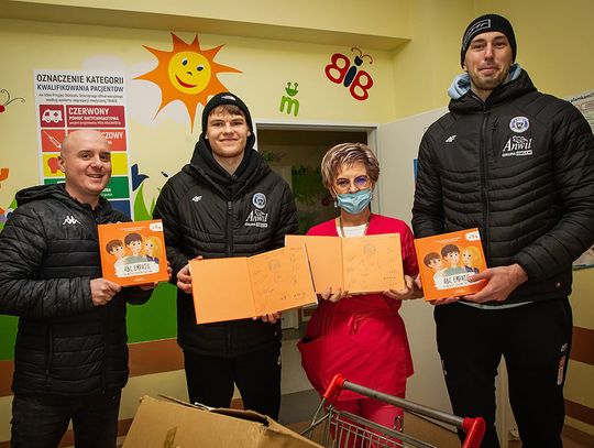 Na oddział dziecięcy szpitala we Włocławku trafiły książki z autografami koszykarzy Anwilu 