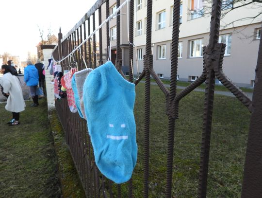 Na ogrodzenie Szkoły Podstawowej nr 3 zawisły skarpetki. Wczoraj obchodzony był Światowy Dzień Zespołu Downa