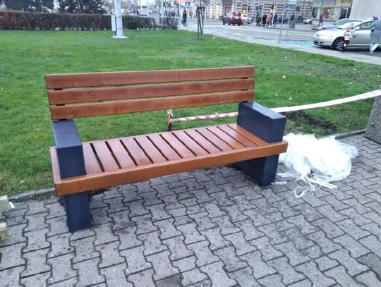 Na placu Wolności pojawi się osiem nowych ławek. Koszt jednej ławki to 1 289 zł
