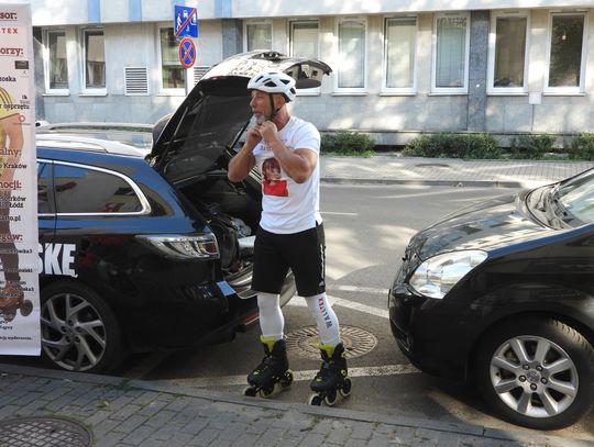 Na rolkach przemierzy całą Polskę. Zbiera pieniądze na Hospicjum dla Dzieci