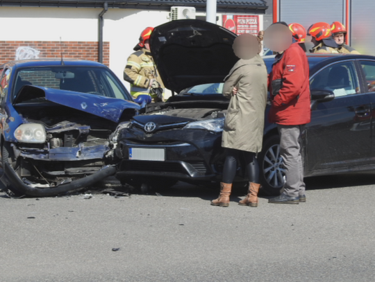 Na skrzyżowaniu ulic Kruszyńskiej i Zbiegniewskiej zderzyły się dwa pojazdy osobowe