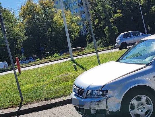 Na skrzyżowaniu ulic Okrzei i Wyszyńskiego zderzyły się dwa pojazdy